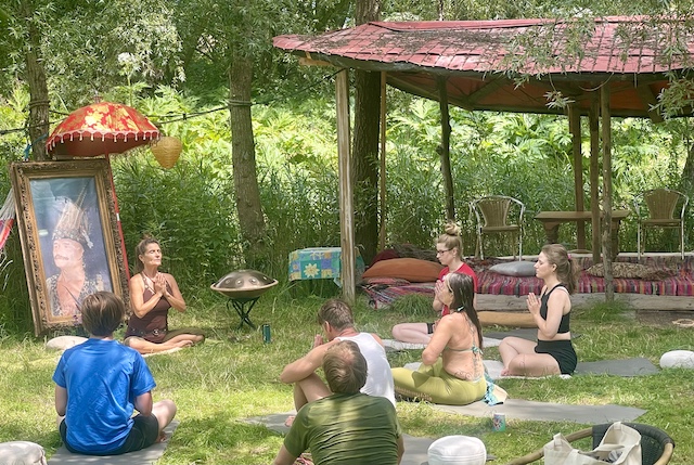 Yoga met Tara in theostheetuin